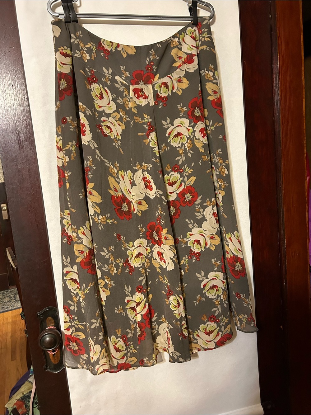 Jones New York Gray Floral Skirt with Red and Cream Blooms, 100% silk, Sz 16